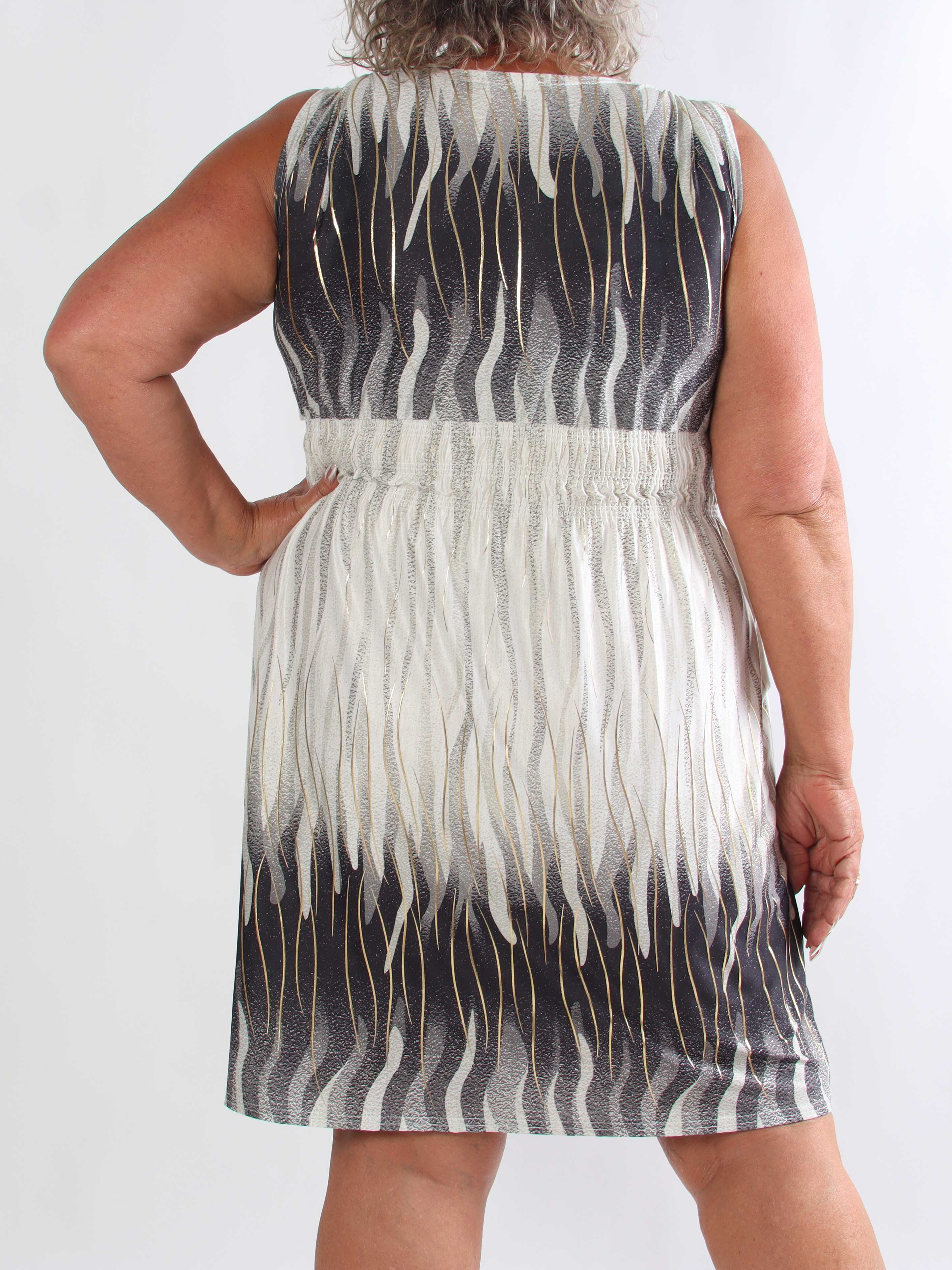 Pams Flow Short - Kort elastisk mønstret plus size kjole med smock i livet